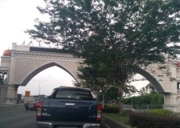 PINTU gerbang dibina DBKL yang terletak berhampiran Pasar Borong Kuala Lumpur, dekat  Selayang, Selangor. – IHSAN PEMBACA