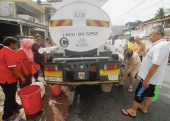 PENDUDUK sangat marah kerana terpaksa bersusah payah mencari sumber air bersih. – GAMBAR HIASAN