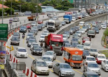 Larangan kenderaan barangan di atas jalan raya  dikuatkuasakan pada 20 dan 21 April ini (sebelum perayaan) serta pada 24 dan 25 April (selepas perayaan). - GAMBAR HIASAN