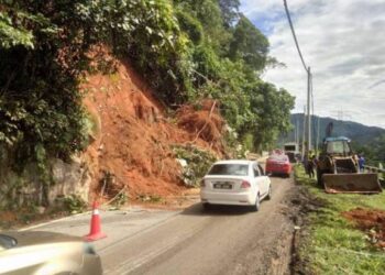 SATU laluan sahaja dibuka untuk kenderaan ekoran kejadian tanah runtuh di Jalan Tapah- Cameron Highlands pada 15 September lalu. – IHSAN PDRM