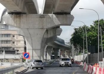 Persimpangan yang dibina di sebalik tiang konkrit membahayakan pengguna jalan raya.