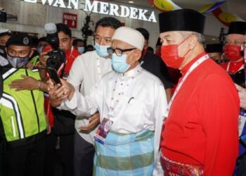 TINDAKAN Pas yang masih mengharapkan kerjasama dengan UMNO tetapi pada masa sama memilih Perikatan Nasional (PN) menyebabkan parti itu hilang kepercayaan pengundi.– UTUSAN/SHIDDIEQIIN ZON