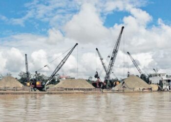 KERAJAAN harus bertindak segera bagi mengelak berjuta-juta tan pasir sungai kita dieksport ke China. – GAMBAR HIASAN/UTUSAN