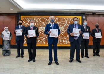 PERDANA Menteri, Datuk Seri Ismail Sabri Yaakob dan Menteri di Jabatan Perdana Menteri (Ekonomi), Datuk  Seri Mustapa Mohamed selepas membentangkan Rancangan Malaysia ke-12 (RMK12) di Dewan Rakyat pada 27 September 2021. – JABATAN PENERANGAN
