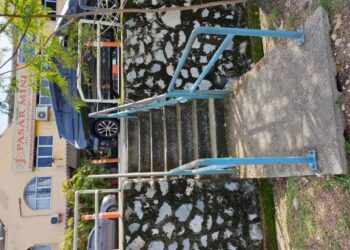 KEADAAN selusur tangga di Jalan Liku A 8/A, Shah Alam yang sudah uzur. – IHSAN PEMBACA