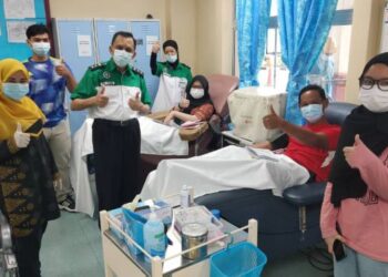 ORANG ramai tidak melepaskan peluang menjadi penderma darah bagi membantu mereka yang memerlukan.