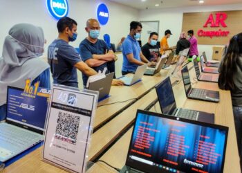 Ibu bapa berkunjung ke Digital Mall Petaling Jaya bagi mendapatkan komputer riba untuk kegunaan anak masing-masing bagi sesi Pembelajaran dan Pengajian di Rumah (PdPR), baru-baru ini. – Utusan/AMIR KHALID