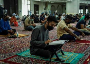 UMAT Islam perlu menjalani hidup berlandaskan al-Quran agar tidak terikut-ikut dengan budaya hedonisme yang bertentangan dengan ajaran Islam.-UTUSAN/FARIZ RUSADIO