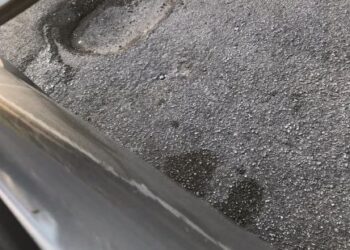 Jalan berlubang di Persiaran Suadamai membahayakan pengguna terutama penunggang motosikal.