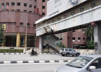 Keadaan kerosakan struktur jejantas pejalan kaki di Jalan Tun Razak. – ihsan pembaca