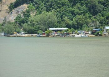KEADAAN di jeti Dungun yang memerlukan pihak berwajib menyediakan jeti sempurna.
