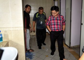BEKAS Ketua Hakim Negara, Tan Sri Richard Malanjum (kanan) meninjau keadaan tandas Kompleks Mahkamah Kuala Lumpur yang tidak diselenggara dengan baik. – GAMBAR HIASAN