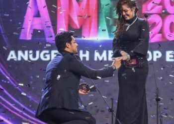 Kamal Adli melamar kekasihnya, Uqasha Senrose dalam progrsam televisyen  secara langsung, baru-baru ini.