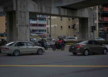 MELANGGAR lampu isyarat dianggap biasa oleh kebanyakkan penunggang motosikal sekali gus membuktikan tahap kesedaran keselamatan jalan raya masih lagi rendah.