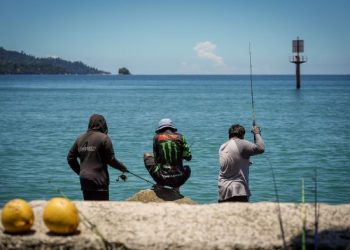 PENDUDUK perlu mengelak melakukan aktiviti berdekatan pantai, sungai dan laut ketika musim Monsun Timur Laut. – GAMBAR HIASAN/UTUSAN