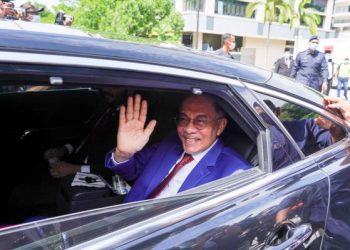Anwar Ibrahim keluar dari Istana Negara selepas menghadap Yang di-Pertuan Agong, 13 Oktober lalu.