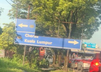 ANTARA papan tanda yang didapati rosak dan tidak dibaik pulih sejak sekian lama.