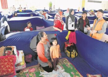 KEADAAN sesak di pusat pemindahan sementara (PPS) menyebabkan ramai mangsa banjir memilih untuk bermalam di dalam kereta atau memasang khemah.