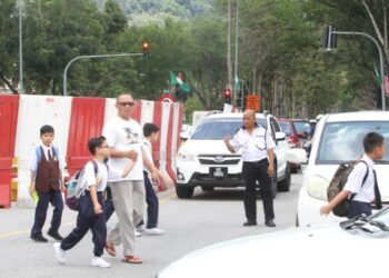 FENOMENA kesesakan lalu lintas di kawasan sekolah perlu diselesaikan secara bersepadu. –GAMBAR HIASAN/UTUSAN