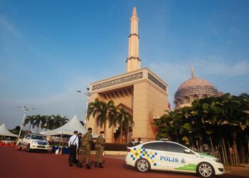 MENJADI tanggungjawab kerajaan dan Jabatan Mufti menerangkan secara terperinci mengenai prosedur operasi standard (SOP) solat Jumaat bagi mengelak kekeliruan dan salah faham. UTUSAN/FAISOL MUSTAFA