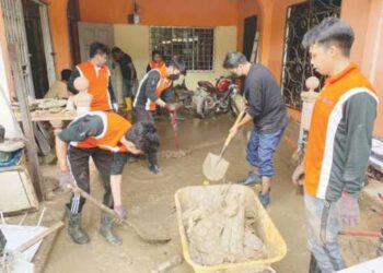 MAHASISWA harus dibiasakan dan terbiasa dengan masyarakat agar wujud sifat kemanusiaan dalam diri mereka. - UTUSAN/ MOHD.SHAHJEHAN MAAMIN