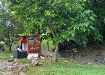TONG kitar semula kerap menjadi lokasi pembuangan barangan pukal oleh penduduk setempat. – IHSAN PEMBACA