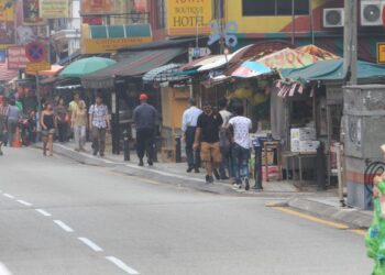 ANTARA deretan kedai  dipercayai milik penjaja haram dan penjaja warga asing yang menjejaskan imej Kuala Lumpur. – GAMBAR HIASAN/UTUSAN