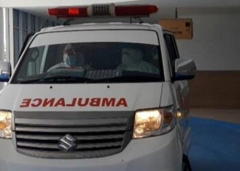 SEBUAH ambulans tiba terlalu lambat di hospital akibat kesesakan lalu lintas di Makassar sehingga menyebabkan pesakitnya meninggal dunia. - AGENSI