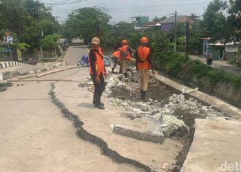 KEADAAN jambatan KW6 yang retak di Karawang, Indonesia. - AGENSI