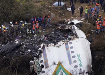 PASUKAN penyelamat mencari mayat mangsa di sekitar serpihan nahas pesawat penumpang di Pokhara di Nepal Ahad lalu.-AFP