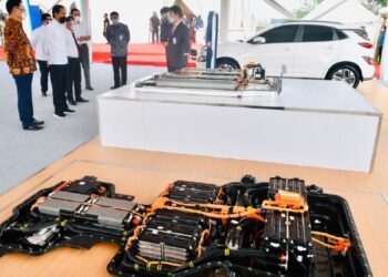 JOKOWI merasmikan kilang penghasilan kenderaan elektrik dan bateri litium di Jawa Barat tahun lalu.-AGENSI