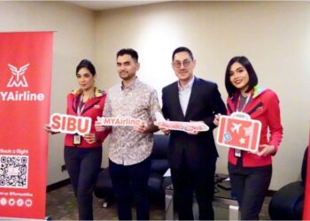 Rayner Teo (dua kanan) melancarkan penerbangan MYAirline dua kali sehari KL-Sibu.