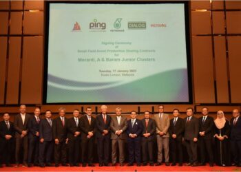 ADIF Zulkifli (tengah) dan Mohamed Firouz Adnan bersama wakil-wakil Ping Petroleum, PSEP dan Dialog Resources and Duta Marine pada majlis menandatangani Kontrak Perkongsian Pengeluaran.