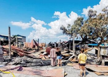 KEADAAN rumah penduduk yang musnah dalam kebakaran di Jalan Bagan Ikan, Bagan Datuk, Perak, Isnin lalu. - UTUSAN/AIN SAFRE BIDIN