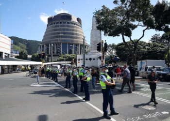 PASUKAN polis berkawal di kawasan sekitar Parlimen susulan tunjuk perasaan antivaksin yang berlangsung di Wellington, New Zealand. - AFP