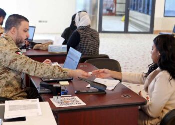 GOLONGAN wanita mendaftarkan diri untuk menyertai tentera di pejabat Kementerian Pertahanan Kuwait.-AFP
