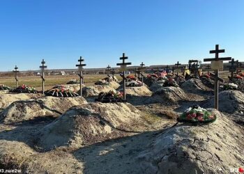 TENTERA upahan yang terkorban dikebumikan di tapak perkuburan di wilayah Krasnodar, barat daya Russia. - AGENSI      