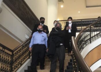 TEO Chee Kong (kiri) diringi peguamnya, Ram Singh selepas dikenakan DNAA di Mahkamah Khas Rasuah Kota Kinabalu hari ini.