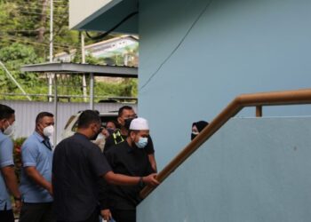 EBIT Lew tiba di pekarangan Mahkamah Litar di Pejabat Daerah Tenom, baru-baru ini