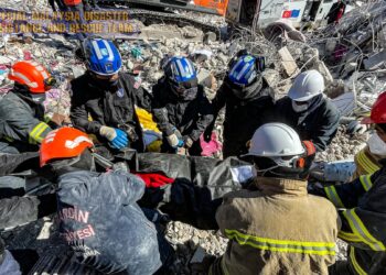 PASUKAN penyelamat Malaysia mengeluarkan mayat yang tertimbus dalam runtuhan bangunan susulan gempa bumi di Nurdagi, Turkiye. - IHSAN SMART