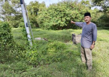 AZIZ Japar menunjukkan kawasan belukar di Kampung Hailam, Tanjung Kling, Melaka yang menjadi laluan utama babi hutan ke penempatan penduduk.