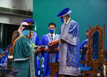JULIZA Ameruddin menerima ijazah yang disampaikan oleh Abi Musa Asaari Mohamed Nor dalam Majlis Konvokesyen UMP Kali Ke-15 bagi sesi ketiga di Kuantan, Pahang.