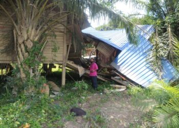 KEADAAN rumah pusaka Jamaliah Kasim dan adiknya, Saadiah yang hanyut dibawa arus banjir pertengahan Disember tahun lalu di Kampung Mambang Berulang, Mentakab, di Temerloh, Pahang. - UTUSAN/SALEHUDIN MAT RASAD