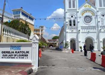 KEADAAN lengang di pekarangan Gereja Katolik Our Lady of Lourdes di Klang, Selangor. – MINGGUAN/ISKANDAR SHAH MOHAMED