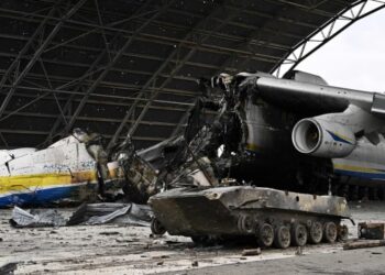 PESAWAT AN-225 mengalami kerosakan besar ketika serangan tentera Rusia di lapangan terbang Hostomel berhampiran Kyiv. - AFP