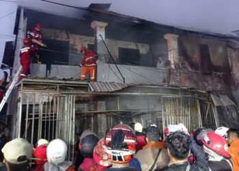 PASUKAN bomba memadamkan kebakaran yang berlaku di sebuah rumah kedai di Samarinda, Kalimantan Timur, Indonesia. - CNN INDONESIA