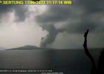 TANGKAP layar kamera pemantauan yang merekodkan aktiviti Gunung Berapi Anak Krakatau meletus kelmarin. - AGENSI