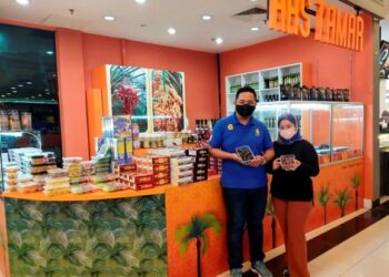 SALAHUDDIN Ibrahim bersama isterinya, Asfadilah Haramaine di premis jualan kurma diusahakan mereka di Pasar Raya Lotus, Seremban Jaya, Seremban. - UTUSAN/NOR SHAFAWATI YUP