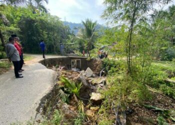 KEADAAN jalan runtuh yang membahayakan keselamatan penduduk di Kampung Teluk Sanau Dalam, Baling, Kedah. - UTUSAN/NORLIA RAMLI