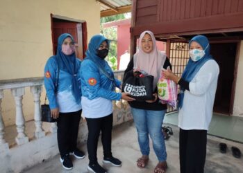 NUR Kesuma Kartini Mohamad Zahir (dua kiri) menyampaikan sumbangan zakat kepada Azwirah Amir sempena program Semarak Ukhwah di Kampung Bukit Meriam, Kota Kuala Muda, Sungai Petani, Kedah. - UTUSAN/NUR AMALINA AZMAN